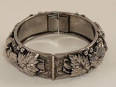 Vintage Silver Tone Repousse Grape Leaves Vine Bangle Bracelet Jewelry Hinged