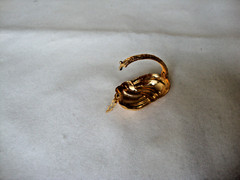 VTG RETRO MOD SCALLOPED SHELL GOLD TONE HINGED W/SAFETY CATCH DRESS/SCARF CLIP