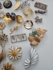 Vintage Costume Jewelry Lot of 50+ Brooches Rhinestone Enamel Floral Hearts Etc