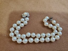 VINTAGE DOUBLE STRAND FAUX PEARLS 7″ BRACELET W/RHINESTONE CLASP, HAND KNOTTED
