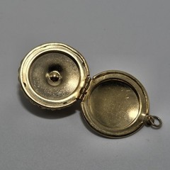 Vintage Faux Cameo Locket Mona Lisa Gold Tone & Pink Dimensional ~1 1/8″
