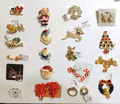 21 pc CHRISTMAS JEWELRY LOT BROOCH EARRINGS RHINESTONE GERRY’S, LIA, JJ, AVON +