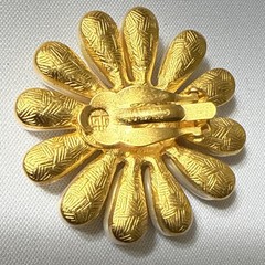 VTG GIVENCHY DAISY ONE CLIP ON EARRING