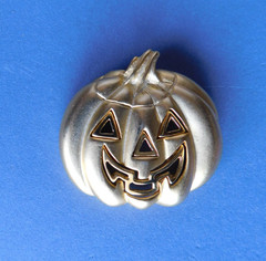 Brooch / Pin : Jack-O-Lantern – Gold tone pumpkin – Casual Corner