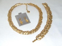 3 Piece Vintage TRIFARI Brushed Gold Tone Trailing Leaf DEMI-PARURE SET, Signed