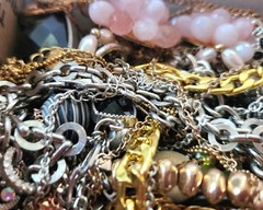 BEAUTIFUL VINTAGE JEWELRY LOT 2LBS #1 (U Get What U C In Pics:)