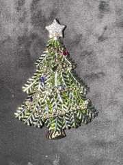 Avon Christmas Tree Dangling Rhinestone Ornaments 2008 5th Annual Brooch Pin 3″