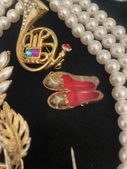 VINTAGE Junk Jewelry Lot FOR CEAFTS Some Signed Pieces Broken Singles Age Wear