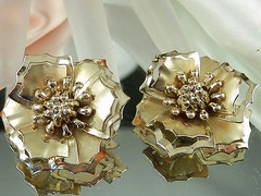 Very Pretty Vintage 1950s-60s Gold Tone Flower Earrings 595JE4