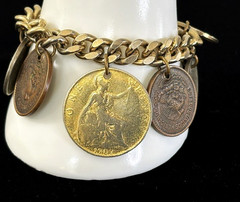 Vintage 1950s Chunky Curb Chain Gold Tone WORLD COINS Charm Bracelet 7 1/2″ L