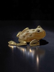 Vintage Crown Trifari Brushed Gold Tone Peach Cream Lucite Frog Brooch