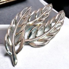 Silver Tone Leaf Brooch Autumn Statement Pin Dimensional Vintage