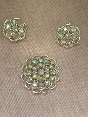 Sarah Coventry Signed Pendant Brooch Earrings Set Rhinestones Aurora Borealis￼