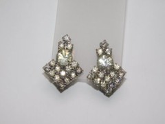 B34-VINTAGE CLIP EARRINGS~PRONG SET STONES~3/4″ WIDE~SILVER TONE~