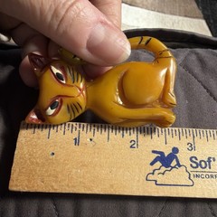 Vintage 13.3g Butterscotch Yellow Bakelite Sitting Cat Painted Pin Brooch