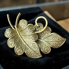 Vintage Ivy Leaf Brooch Pin Goldtone Filigree Etched Detail Garden Fairy MCM 2”