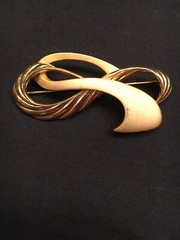 Estate Find Signed TONA Gold Tone Swoosh Brooch Used