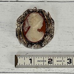 Vintage Cameo Pendant Gold Toned Filigree 1950s-1970s Costumer Jewelry