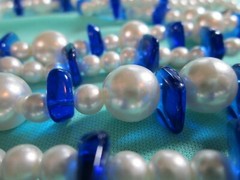 Vintage RoxSann Chunky White Faux Pearl & Blue Acrylic Bead Necklace 34″ / O