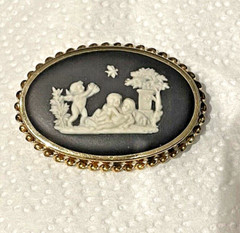 EXQUISITE!! – 2 1/4″ Vintage Oblong Wedgwood Black Cherubs Gold Filld BROOCH