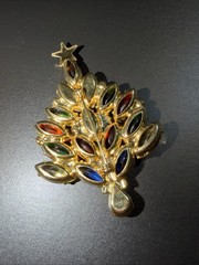 Vintage Colorful Goldtone Prong Set Christmas Tree Brooch Uranium Trunk