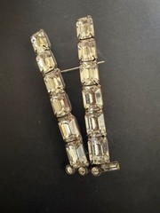 Vintage “WWII V VICTORY RHINESTONE BROOCH PIN”