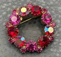 Vintage Red Pink Magenta Crystal Rhinestone Wreath Brooch Pin Gold Tone