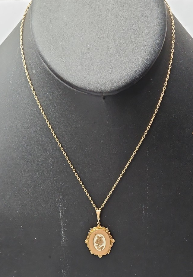 Vintage 1928 Gold Tone Pendant Necklace Oval Frame Beige Cameo Carved Rose