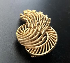 Vintage Crown Trifari Gold Tone 3D Shooting Star Brooch MCM Jewelry Signed 2.25″