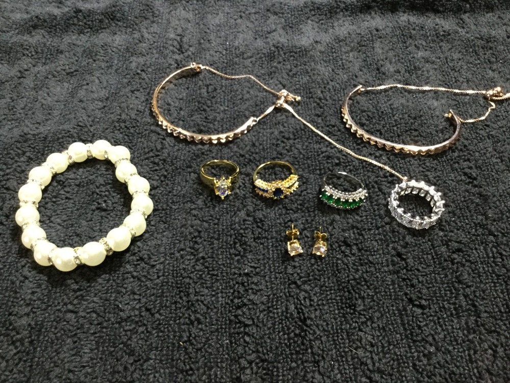 lot Of 8 Silver And Gold Tone Necklace/bracelets/earrings/Rings