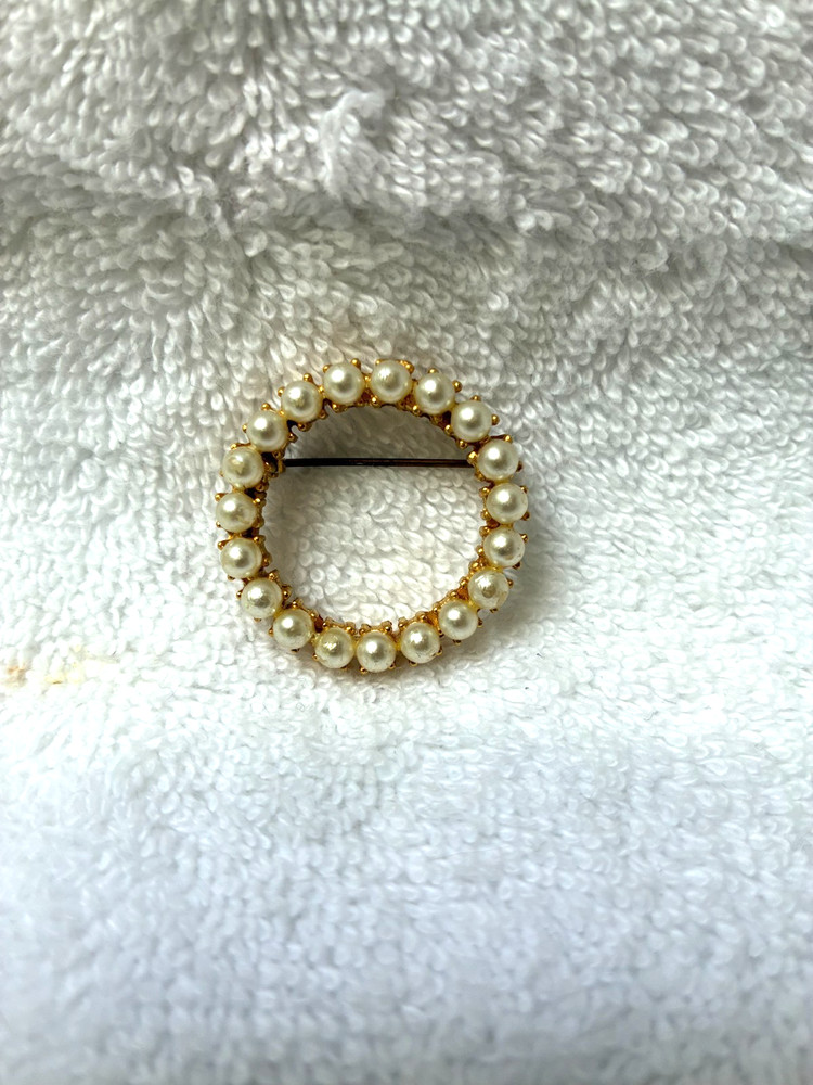 Vintage Pin/Brooch Gold Metal Wreath With Pearls 1 1/8″ x 1 1/8″