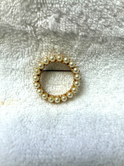 Vintage Pin/Brooch Gold Metal Wreath With Pearls 1 1/8″ x 1 1/8″