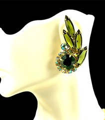1962 JULIANA D&E EMERALD RHINESTONE MEDALLION DANGLES NECKLACE EARRINGS SET BOOK