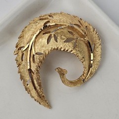 Vintage Gold Tone Brush Metal Textured Curved Leaf Feather Brooch Pin