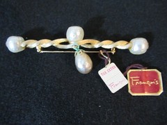 vintage costume jewelry brooch by Francois Gold tone simulated pearls New