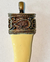 VTG HILDIE & JO TUSK PENDANT BRONZE AND GLASS TUSK 2″