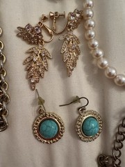 lot of costume jewelry 17 Pieces Gold Tones.