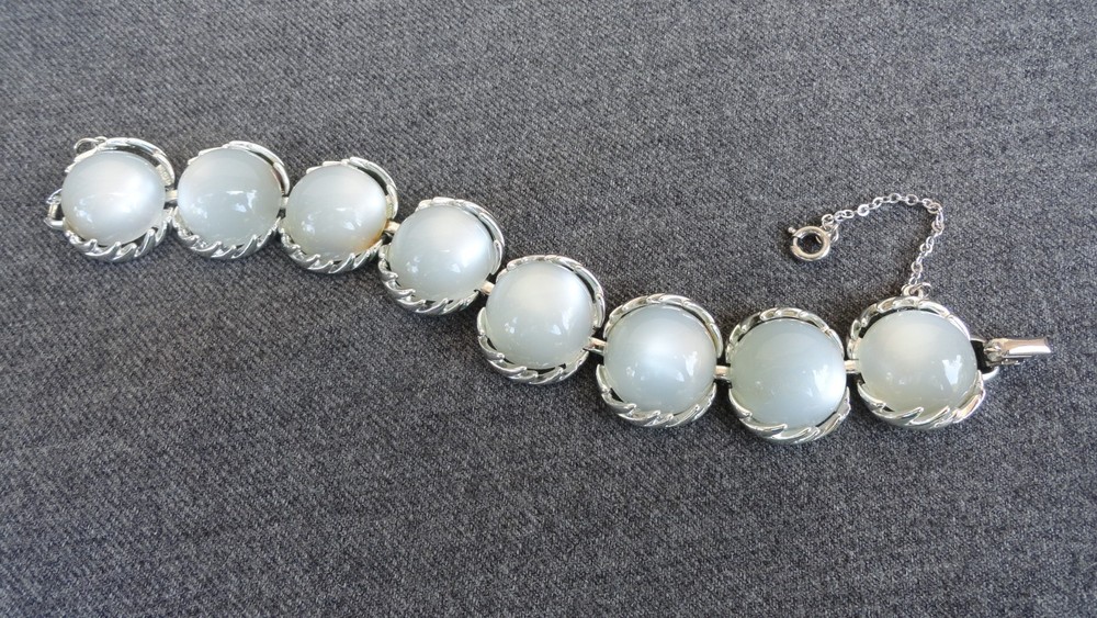 Vintage Coro White Moonstone Thermoset Cabachon Silver Tone Panel 7″ Bracelet