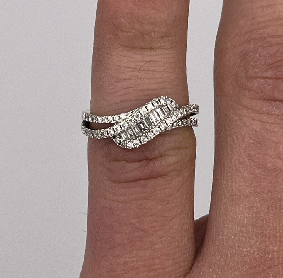 18k 750 Ladies Baguette and Round Diamond .65ctw Band Ring Size 5.25