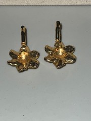 Vintage Textured Gold-tone Flower w/ Rhinestone Leverback Earrings