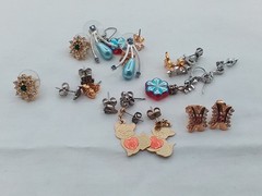 10 LOT D VINTAGE ESTATE PIERCED EARRINGS ALL DAINTY SOME HUGGIE & DANGLE