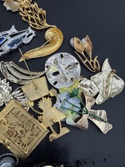 Lot Of 140 Brooches Pins – Many Signed – Silver Gold Tone Wholesale Resell J108a