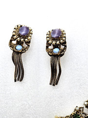 VINTAGE ANTIQUE GOLD TONE KARU BEAD CABOCHON FAUX PEARL TASSEL CLIP ON EARRINGS