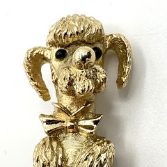 BOUCHER vintage dog brooch – gold-tone sitting poodle w/ bow pin – 7702P signed