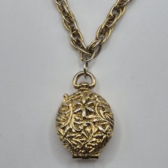 Vtg Gold Tone Embossed Locket Pendant Necklace Ornate Floral/Flower Leaves Chain