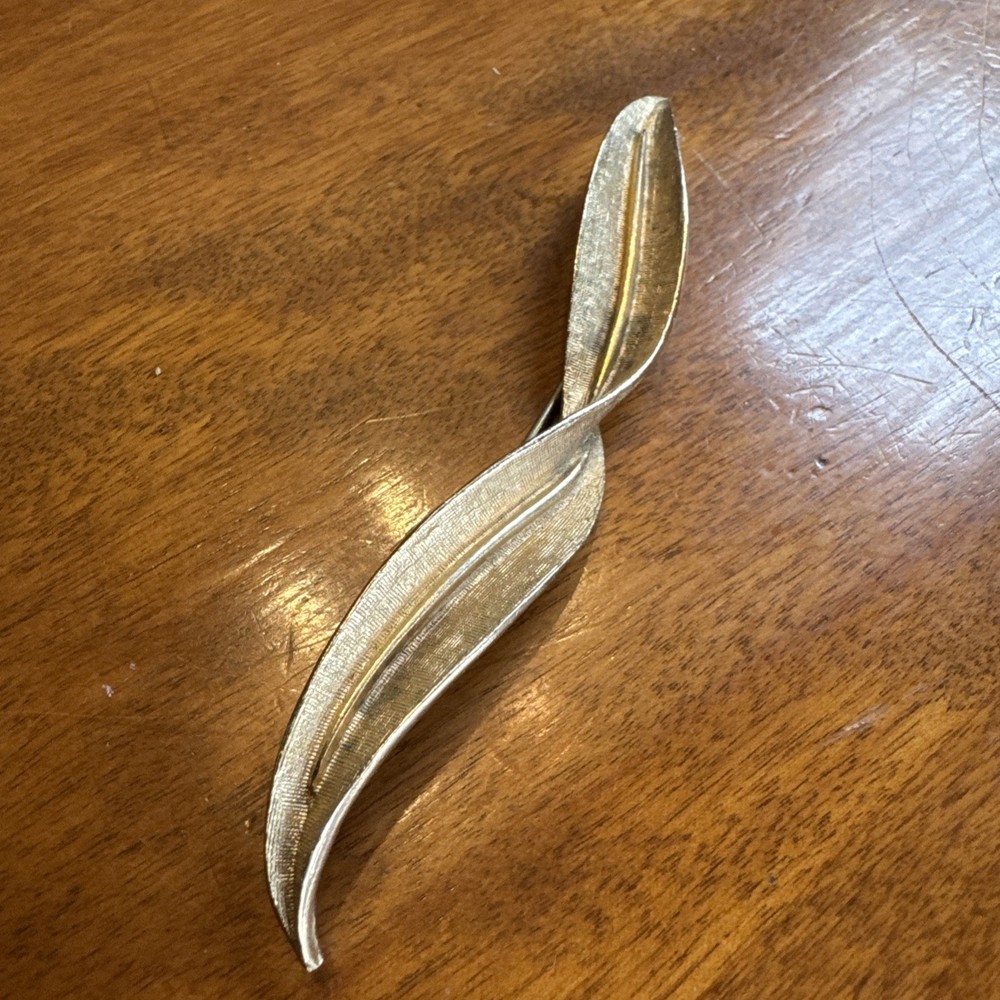 CORO Signed Vntg Long Leaf w/ Twist Gold Pin BroochTextured Gold tone 4.25″ EUC