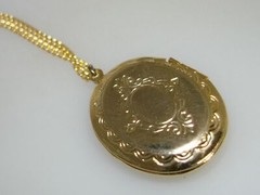 LOVELY VINTAGE 1960’S ERA PICTURE LOCKET NECKLACE!