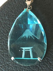 VINTAGE JAPAN MOUNT FUJI AQUAMARINE COLOR ETCHED CRYSTAL GLASS STERLING NECKLACE