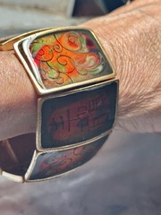 Vintage Gold Tone Asian Symbol Enamel Reddish-Orange-Green Stretchy Bracelet