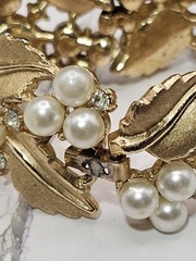 Vintage Crown TRIFARI Brushed Gold Faux Pearl Rhinestone Leaf Bracelet 7″